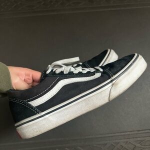Classic Old Skool Vans in Black - Size 4Y